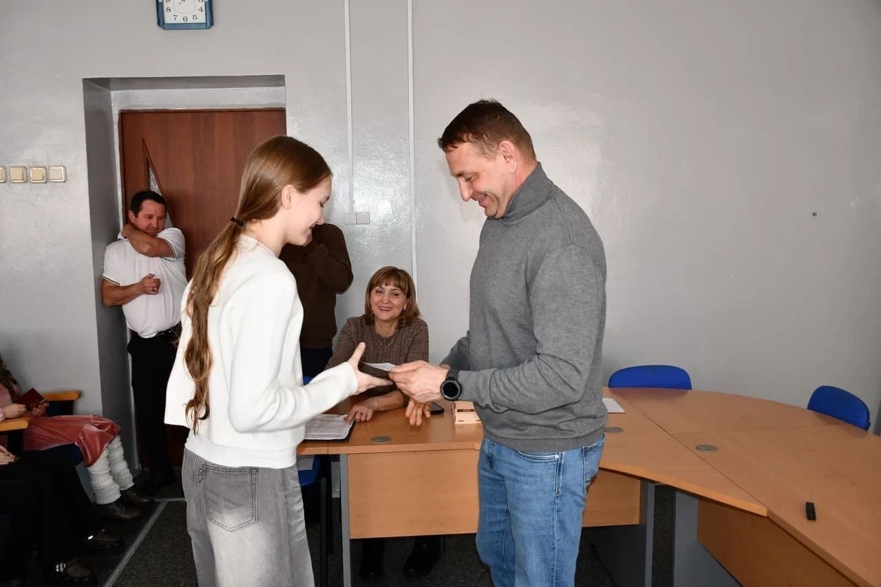 В муниципальных образованиях Иркутской области продолжают принимать нормативы Всероссийского физкультурно-спортивного комплекса «Готов к труду и обороне» и вручать знаки отличия В муниципальных образованиях Иркутской области продолжают принимать нормативы Всероссийского физкультурно-спортивного комплекса «Готов к труду и обороне» и вручать знаки отличия