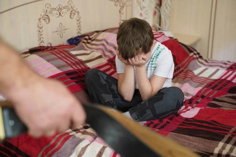 Врачи, осмотрев 11-летнего школьника, застыли в ужасе – отец издевался над ним больше года