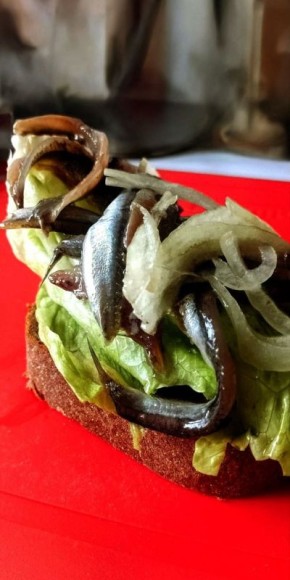 Вкусный бутерброд с Черноморской хамсой и свежими овощами