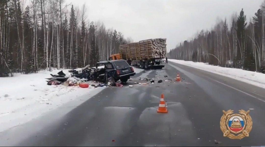 В Братском районе водитель ВАЗа выехал на встречную полосу и столкнулся с фурой