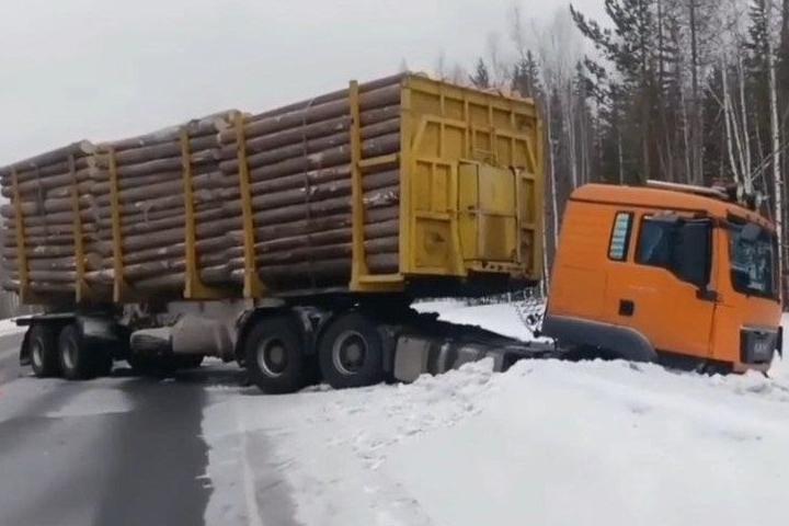 В Братском районе водитель ВАЗа выехал на встречную полосу и столкнулся с фурой В Братском районе водитель ВАЗа выехал на встречную полосу и столкнулся с фурой