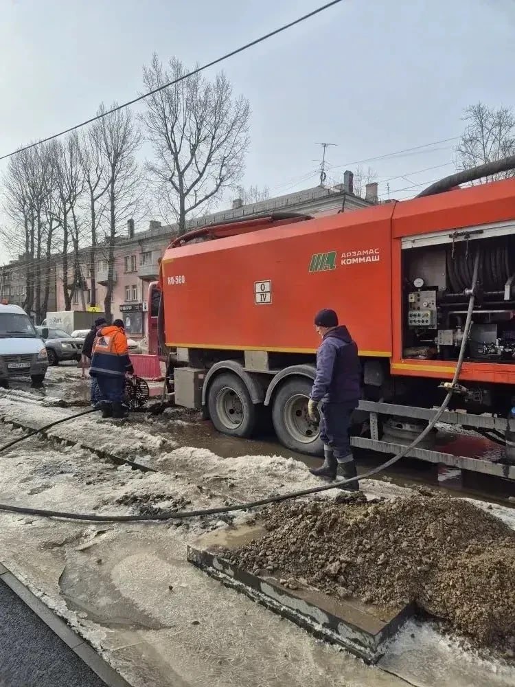 Последствия подтопления талыми водами устраняют на пересечении улиц Розы Люксембург и Томсона Последствия подтопления талыми водами устраняют на пересечении улиц Розы Люксембург и Томсона