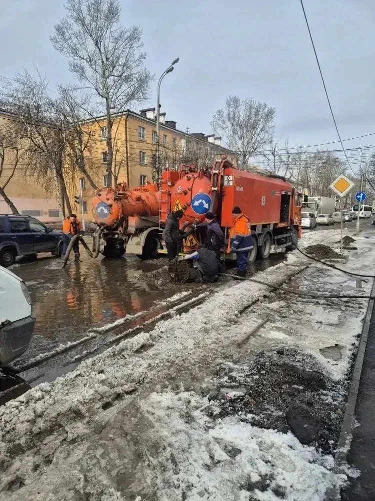 Последствия подтопления талыми водами устраняют на пересечении улиц Розы Люксембург и Томсона Последствия подтопления талыми водами устраняют на пересечении улиц Розы Люксембург и Томсона