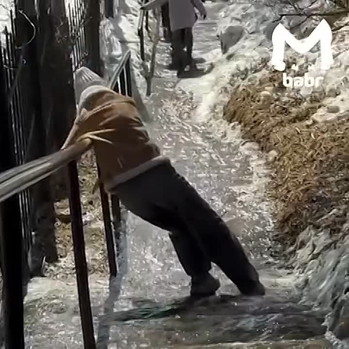 Таяние льда превратило путь к Байкалу в Листвянке в экстремальный маршрут