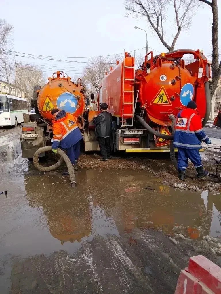 Последствия подтопления талыми водами устраняют на пересечении улиц Розы Люксембург и Томсона