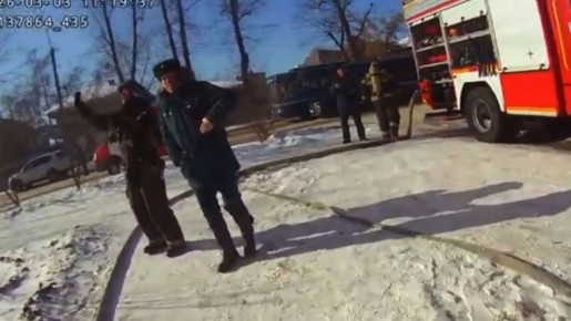 Двух пожилых женщин вынесли на руках из задымлённого дома сотрудники полиции в Иркутске