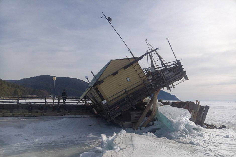 Появились подробности о байкальской «Пизанской башне» причале и доме с научным оборудованием, сломанных льдом в поселке Большие Коты Появились подробности о байкальской «Пизанской башне» причале и доме с научным оборудованием, сломанных льдом в поселке Большие Коты
