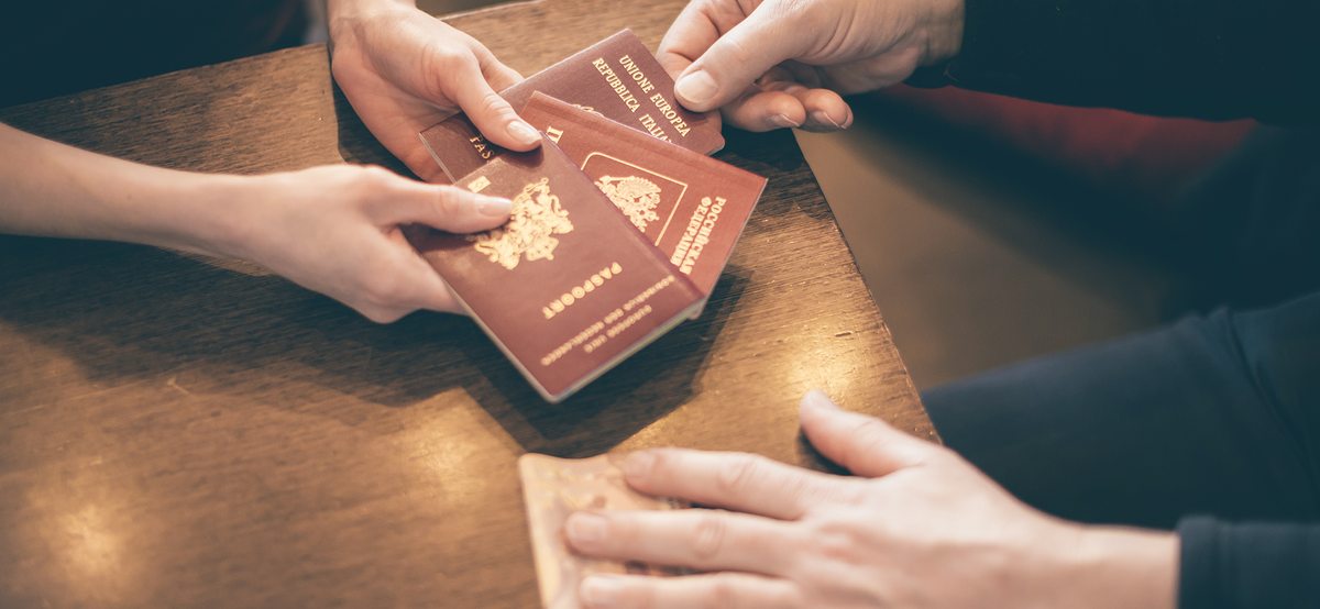 Как обезопасить себя при покупке квартиры: проверка паспорта продавца