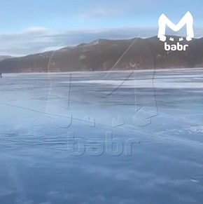 Внедорожник провалился в трещину на Байкале