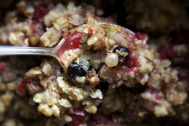 Гречневая каша на новый лад: как добавить сезонные ягоды