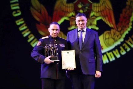 Мэр Руслан Болотов принял участие в торжественном собрании, посвященному 10-летию Росгвардии и 215-й годовщине формирования войск правопорядка