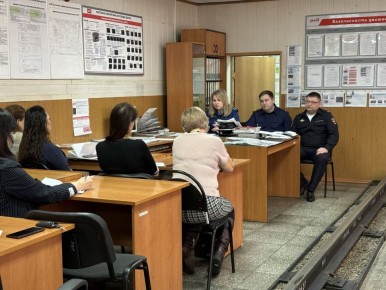 Начальник Братского ЛО МВД России на транспорте Алексей Быков совместно с руководителем Братского СОТ ВМ СУТСК Вячеславом Прохоровым и Братским транспортным прокурором Натальей Огарковой встретились с работниками ПЧ-17...