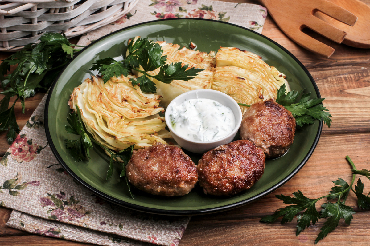Котлеты Кузи: Секреты вкусного ужина с запеченной капустой и йогуртовым соусом