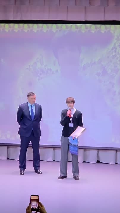 «Лучший ученик года» — Адам Абу Нахлех, десятиклассник иркутской гимназии № 2, после награждения произносит речь со сцены