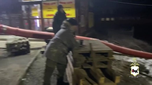 Полицейские в круглосуточном режиме работают в Хомутово, где талые воды подтопили участки, на которых расположены жилые дома граждан