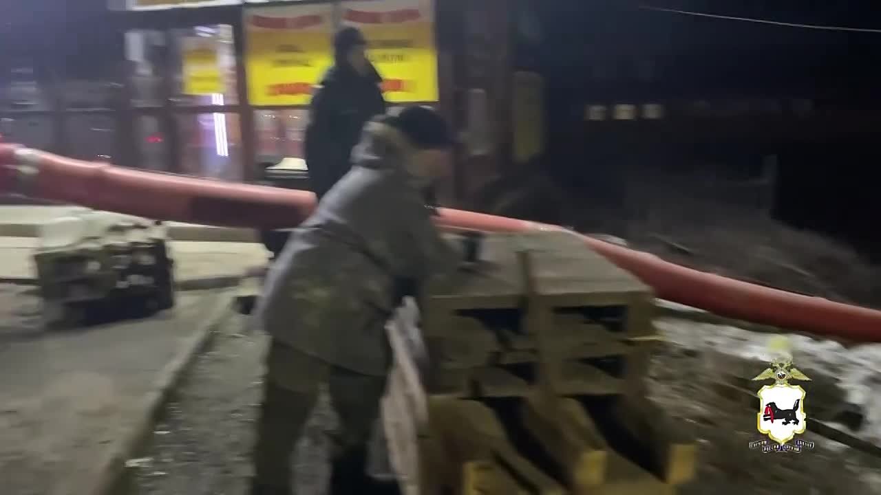 Полицейские в круглосуточном режиме работают в Хомутово, где талые воды подтопили участки, на которых расположены жилые дома граждан