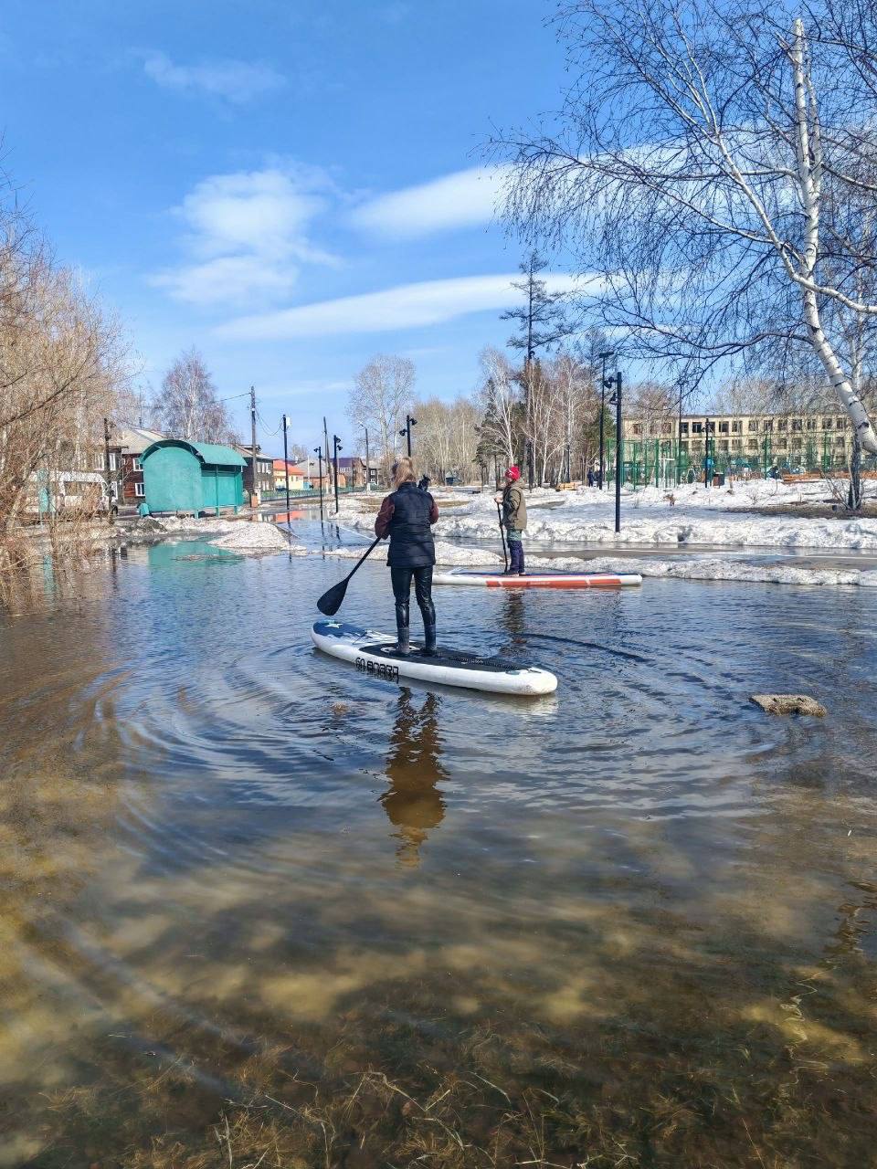 В Братске местные нашли применение сапбордам весной
