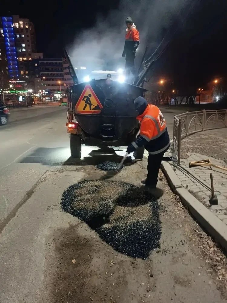 Литым асфальтом устраняют ямы на дорогах Иркутска