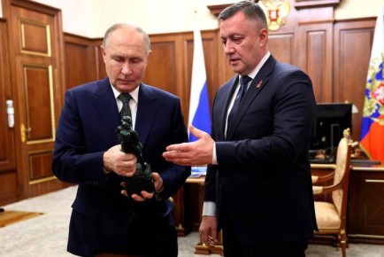 Владимир Путин наградил Игоря Кобзева орденом Дружбы