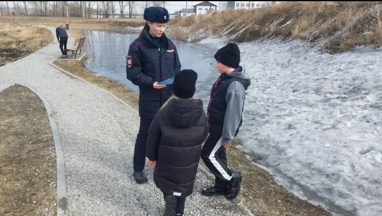 Транспортные полицейские проводят профилактические мероприятия в рамках акции «Тонкий лёд» Транспортные полицейские проводят профилактические мероприятия в рамках акции «Тонкий лёд»