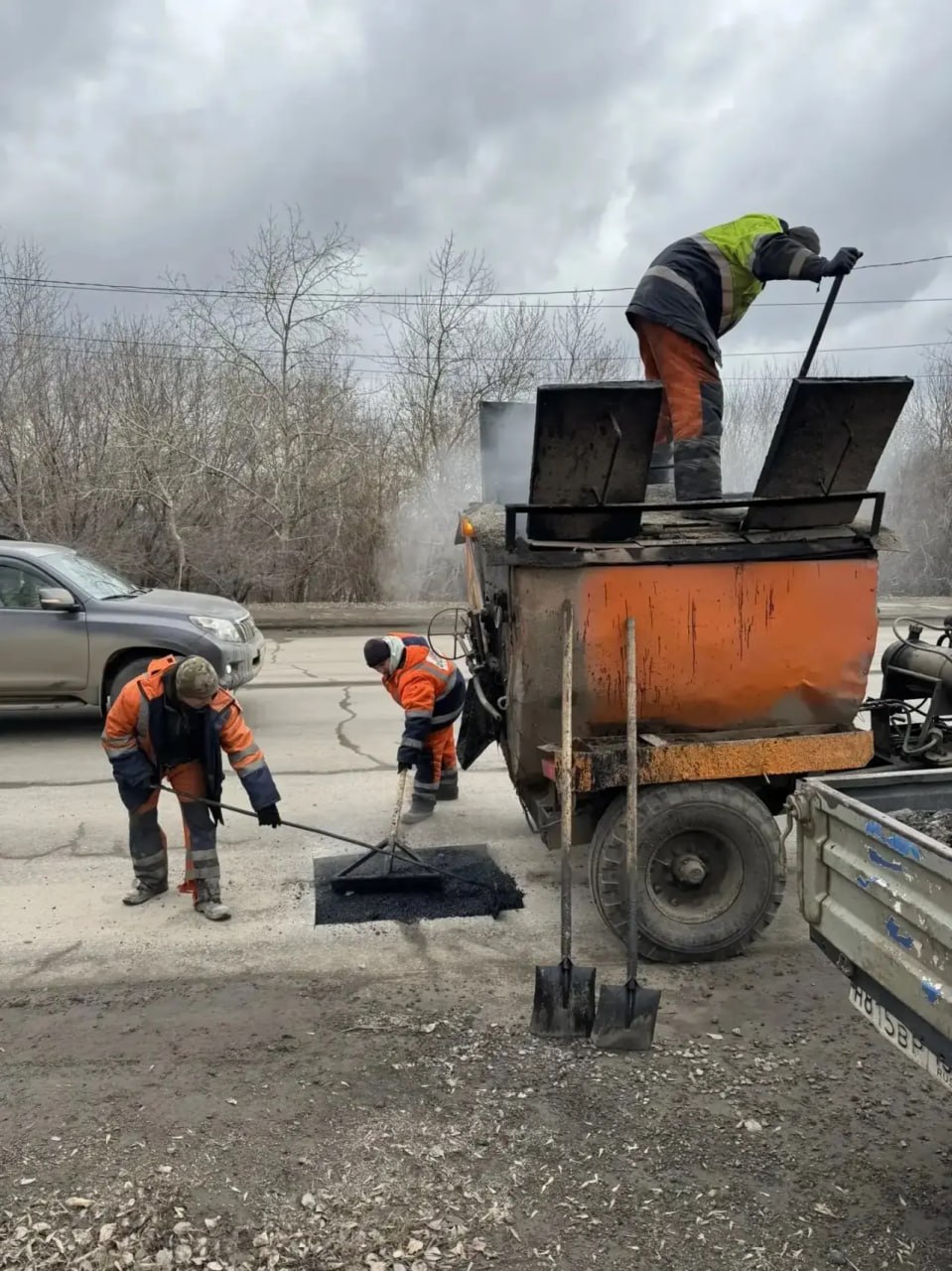 Литым асфальтом устраняют ямы на дорогах Иркутска Литым асфальтом устраняют ямы на дорогах Иркутска