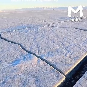 Лёд на Байкале треснул почти идеальными квадратиками