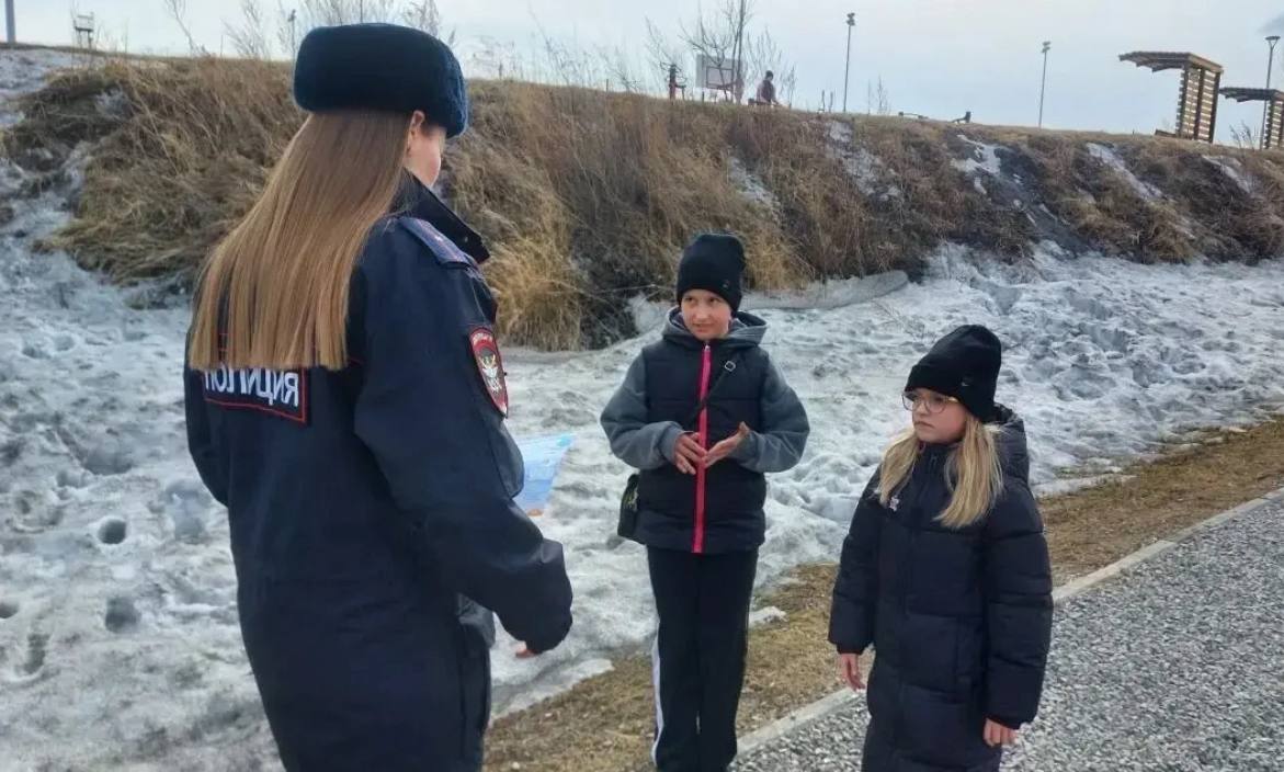 Транспортные полицейские проводят профилактические мероприятия в рамках акции «Тонкий лёд» Транспортные полицейские проводят профилактические мероприятия в рамках акции «Тонкий лёд»