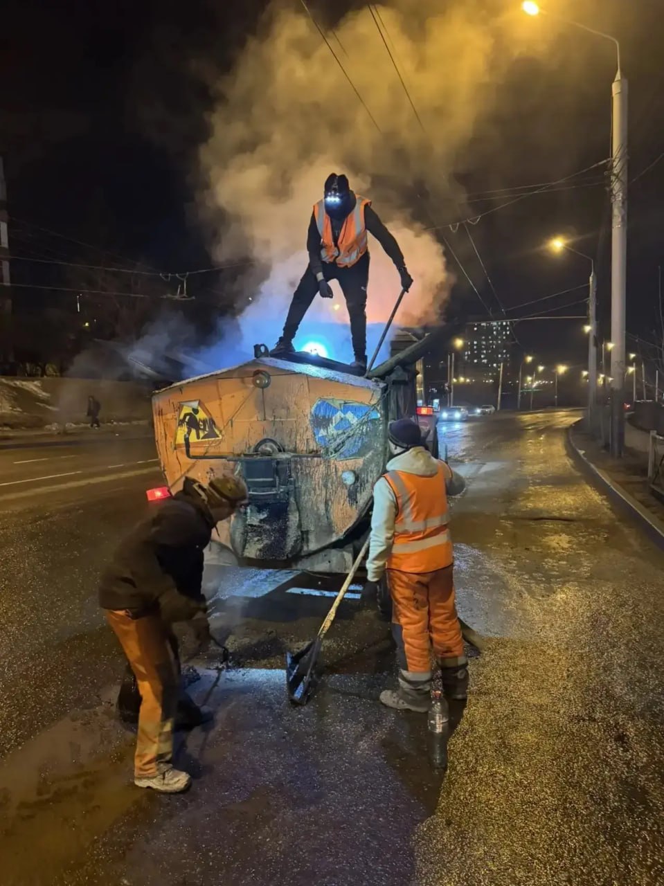 Литым асфальтом устраняют ямы на дорогах Иркутска Литым асфальтом устраняют ямы на дорогах Иркутска