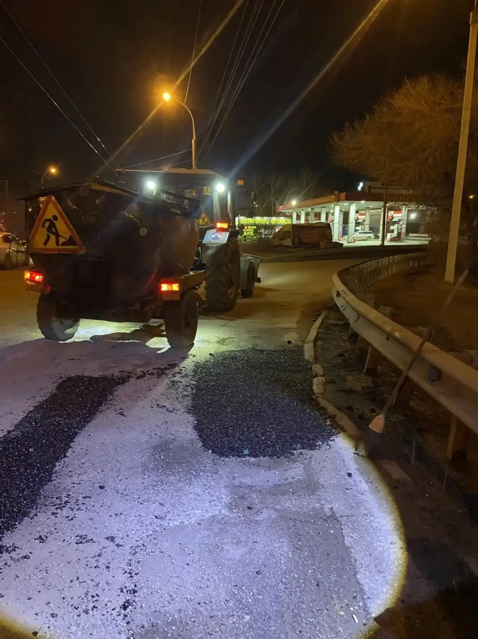 Литым асфальтом устраняют ямы на дорогах Иркутска Литым асфальтом устраняют ямы на дорогах Иркутска