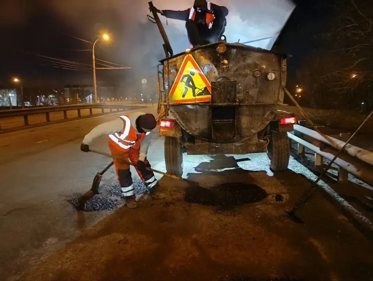 Литым асфальтом устраняют ямы на дорогах Иркутска Литым асфальтом устраняют ямы на дорогах Иркутска