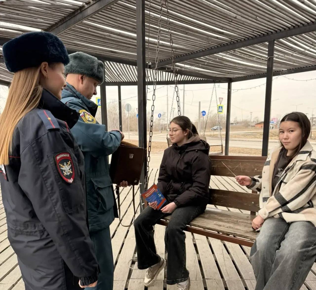 Транспортные полицейские проводят профилактические мероприятия в рамках акции «Тонкий лёд»