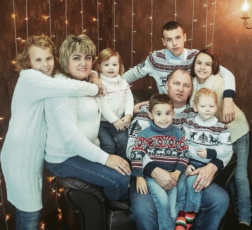 Знакомьтесь, на первом фото — Людмила Тушминская — мама 20 детей и бабушка 17 внуков! Эта героическая женщина занимается не только домом и своей большой семьей, но еще и руководит клубом приемных родителей Иркутского района... Знакомьтесь, на первом фото — Людмила Тушминская — мама 20 детей и бабушка 17 внуков! Эта героическая женщина занимается не только домом и своей большой семьей, но еще и руководит клубом приемных родителей Иркутского района...