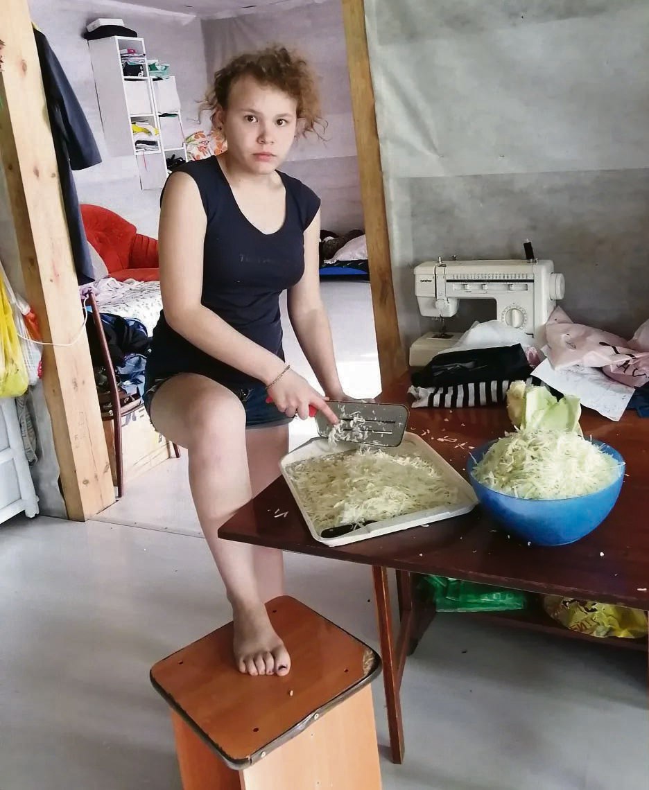 Знакомьтесь, на первом фото — Людмила Тушминская — мама 20 детей и бабушка 17 внуков! Эта героическая женщина занимается не только домом и своей большой семьей, но еще и руководит клубом приемных родителей Иркутского района... Знакомьтесь, на первом фото — Людмила Тушминская — мама 20 детей и бабушка 17 внуков! Эта героическая женщина занимается не только домом и своей большой семьей, но еще и руководит клубом приемных родителей Иркутского района...