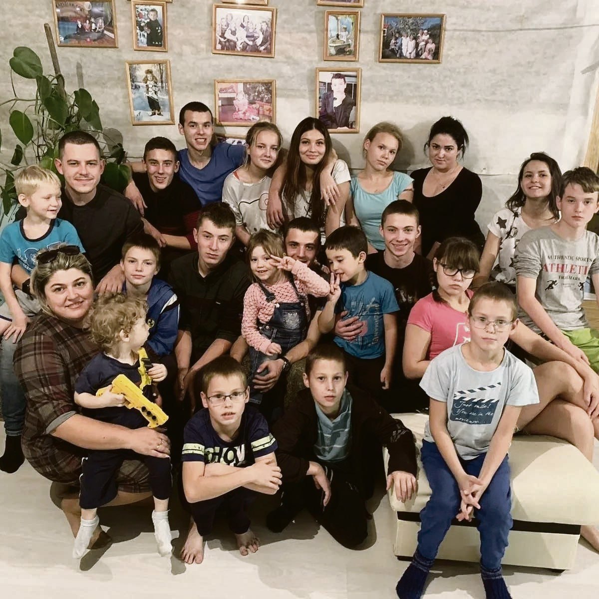 Знакомьтесь, на первом фото — Людмила Тушминская — мама 20 детей и бабушка 17 внуков! Эта героическая женщина занимается не только домом и своей большой семьей, но еще и руководит клубом приемных родителей Иркутского района... Знакомьтесь, на первом фото — Людмила Тушминская — мама 20 детей и бабушка 17 внуков! Эта героическая женщина занимается не только домом и своей большой семьей, но еще и руководит клубом приемных родителей Иркутского района...