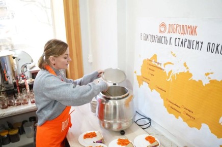 Заряжай добром. Более 400 пенсионеров Иркутска и Ангарска ежедневно обедают в благотворительных кафе 13 апреля в России отмечают День мецената и благотворителя