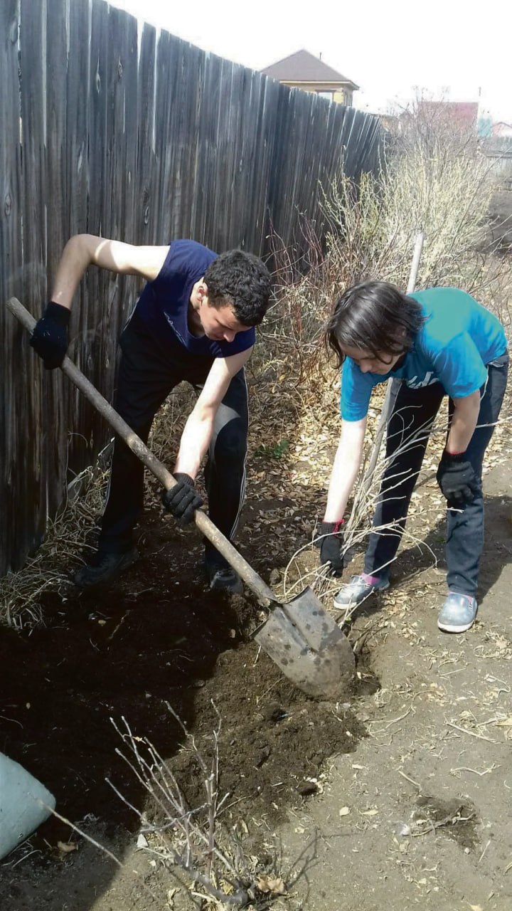 Знакомьтесь, на первом фото — Людмила Тушминская — мама 20 детей и бабушка 17 внуков! Эта героическая женщина занимается не только домом и своей большой семьей, но еще и руководит клубом приемных родителей Иркутского района... Знакомьтесь, на первом фото — Людмила Тушминская — мама 20 детей и бабушка 17 внуков! Эта героическая женщина занимается не только домом и своей большой семьей, но еще и руководит клубом приемных родителей Иркутского района...