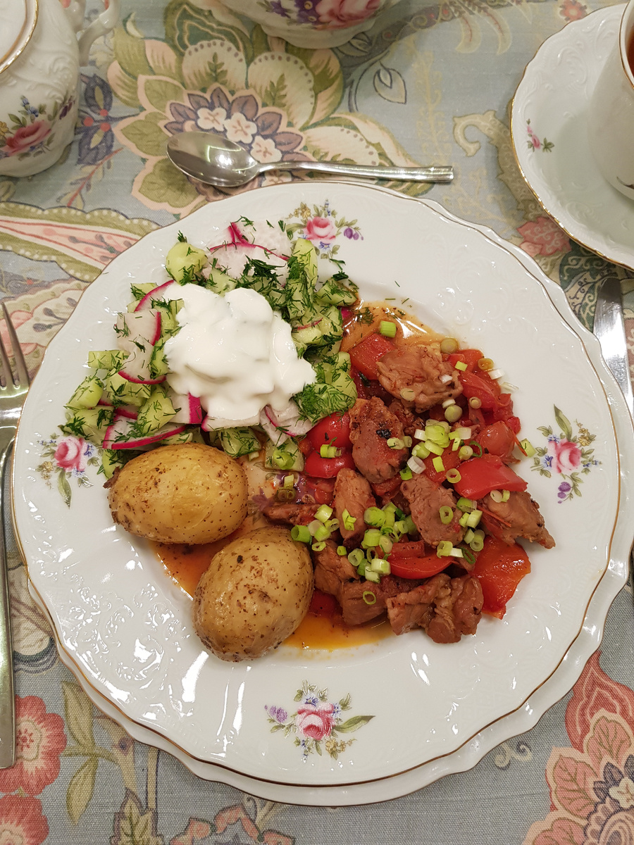 Сытный деревенский ужин: тушёная свинина с картофелем и свежим салатом