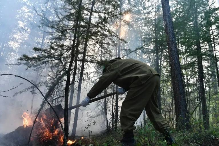 Весной в Иркутской области почти одновременно наступают два сезона - паводковый и пожароопасный