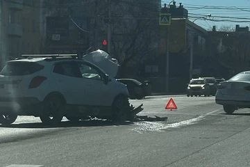 Днем 5 апреля в Иркутске произошло ДТП на перекрёстке недалеко от остановки Баргузин в направлении Лисихи