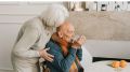 Как ухаживать за пожилым и не потерять квартиру: важные аспекты договора