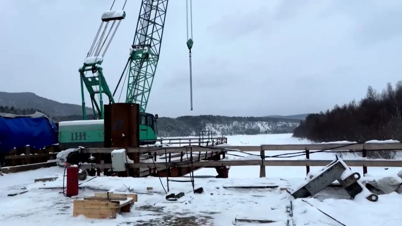 На мосту через реку Витим в Бодайбинском районе завершают строительство второй опоры