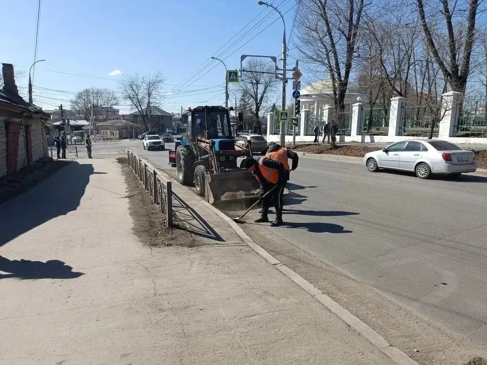 Механизированная и ручная уборка продолжается во всех районах Иркутска Механизированная и ручная уборка продолжается во всех районах Иркутска