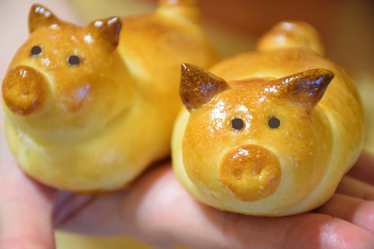 Мягкие как пух: пирожки "поросята" с ветчиной и сыром