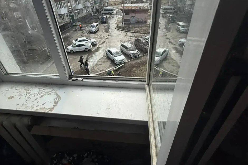 В Иркутске двухлетний ребенок выпал из окна, пока взрослых не было дома В Иркутске двухлетний ребенок выпал из окна, пока взрослых не было дома