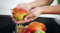 Как правильно мыть овощи и фрукты: советы для заботливых хозяек