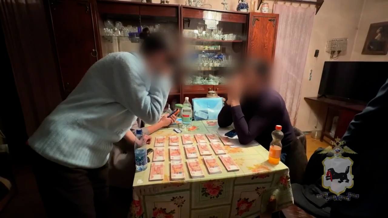 Хотели заставить пенсионерку продать квартиру, но сами попались в ловушку оперативников