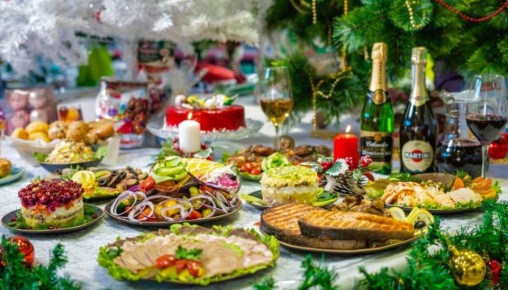 Как накрыть стильный новогодний стол, не потратив целое состояние