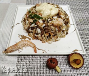 Вкусное сочетание: салат с маслятами и креветками