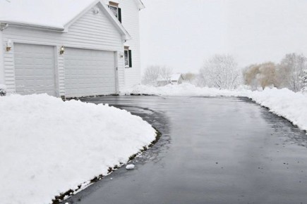 Как справиться с наледью у дома: альтернативы химическим реагентам