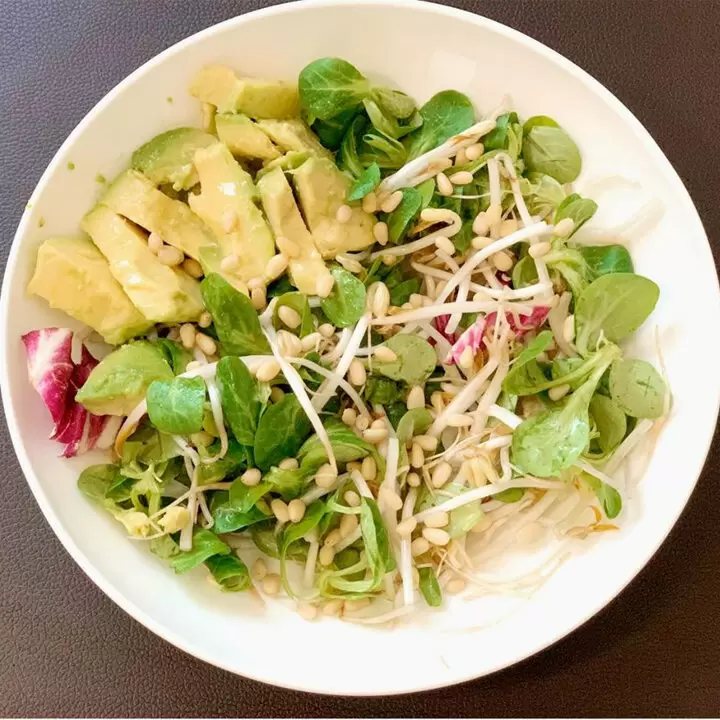 Салат из проросшей фасоли с зеленью и авокадо